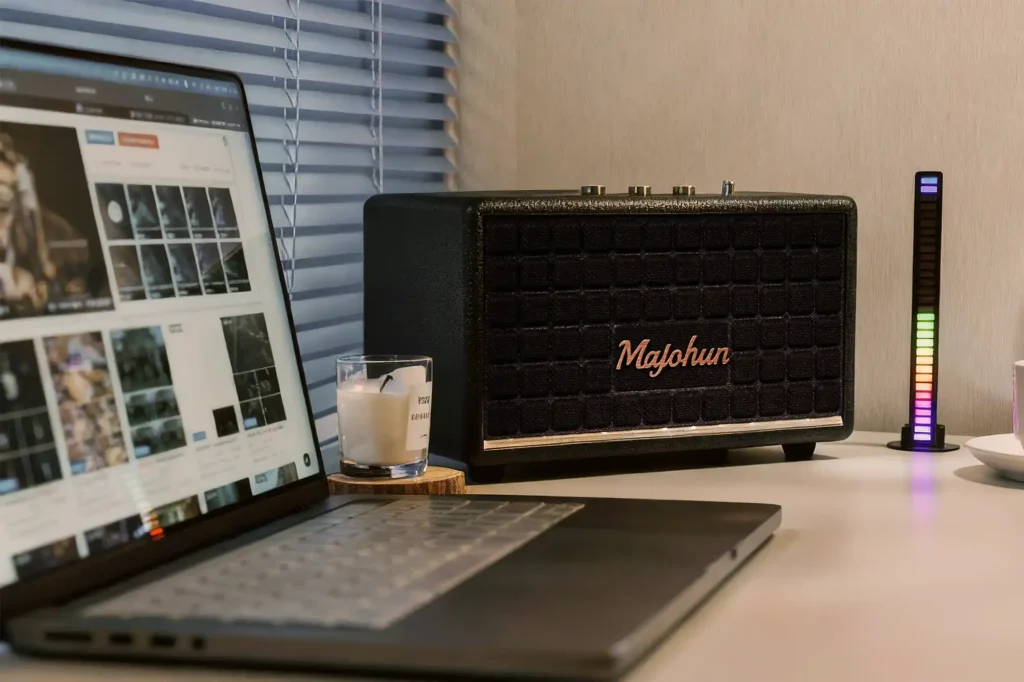 MajohAun MJH-D001 Bluetooth speaker on office desk